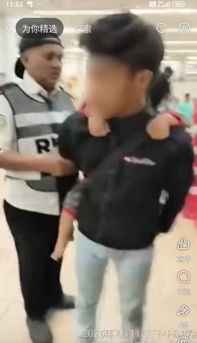 少年背小孩超市行窃被逮 父母当场拉人逃走视频疯传