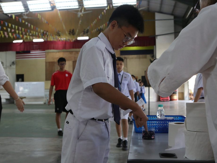 崇华独中董事师生投票 一人一票选晚宴节目