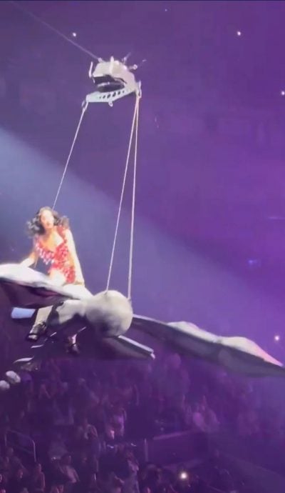 巡唱高空骑蝴蝶出事 凯蒂佩莉险摔下超惊险