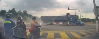 巨无霸交通灯失控猛撞Bezza 司机轻伤入院治疗