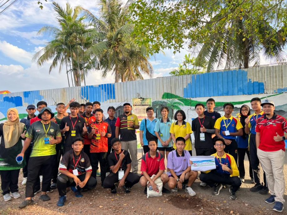 已审（大北马）30年非法垃圾堆摇身变成壁画打卡区。