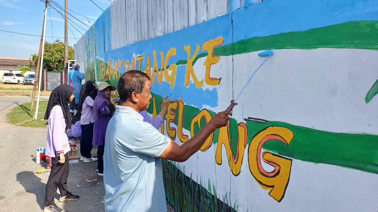 已审（大北马）30年非法垃圾堆摇身变成壁画打卡区。