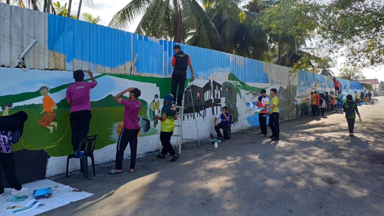 已审（大北马）30年非法垃圾堆摇身变成壁画打卡区。