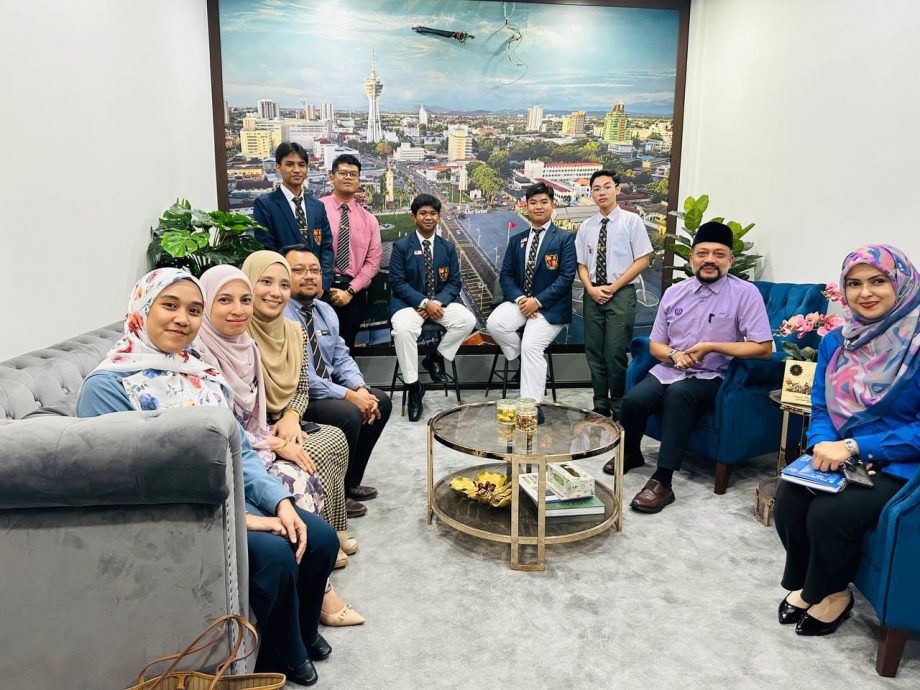 已审（大北马）30年非法垃圾堆摇身变成壁画打卡区。