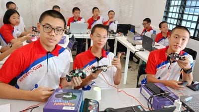 44学生比拼机器人制作编程   吉华华中谢潮沅罗浩晋包冠亚