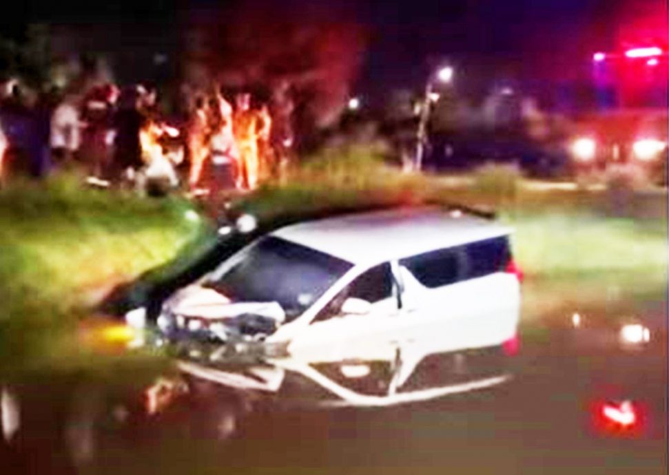 已审（大北马）连人带车坠河，华男及时获救