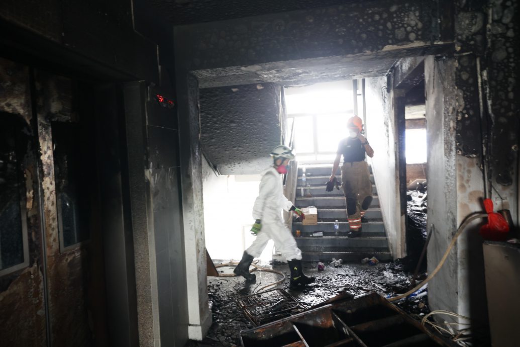 已签发 全国：大巴窑大火|干式消防立管故障  狮城消防员拉水管爬10楼灭火