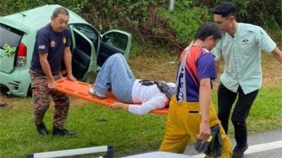居銮往丰盛港路19英里转弯处车祸 女司机受伤送院