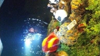摩托车撞前方变道摩托尾部 3人受伤