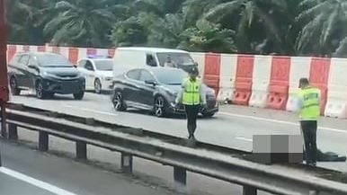紧急车道超车  撞警车摩托骑士抛飞