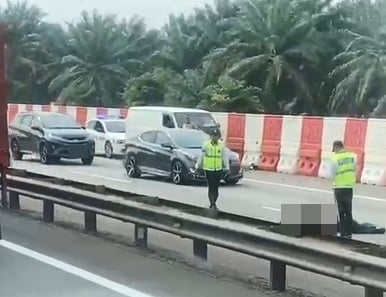已签发 柔:摩托车骑士紧急车道超车,撞上警车后抛飞路中央