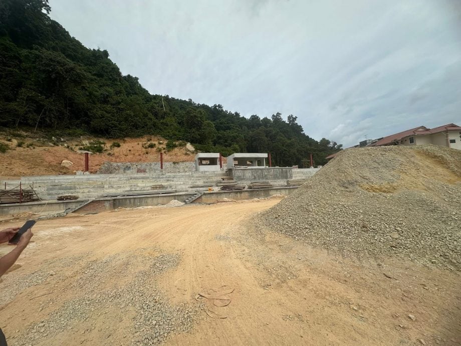 已签发 柔:本报活动:峇华仁中学义卖会,福建会馆妇女组搭慈善列车