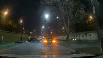 驾车失控撞树 外籍男腰椎重伤
