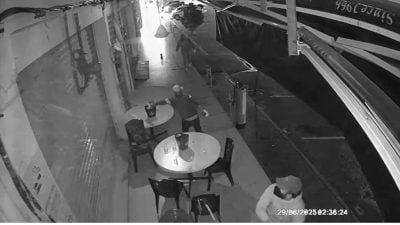 视频| 深夜3男泼红漆破坏  咖啡店不明来者何故