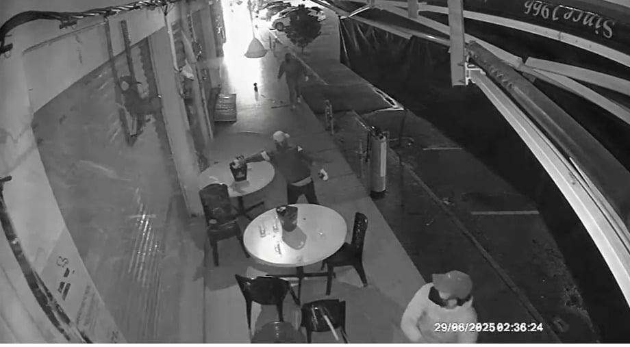 已签发 柔：深夜3男泼红漆破坏  咖啡店不明来者何故
