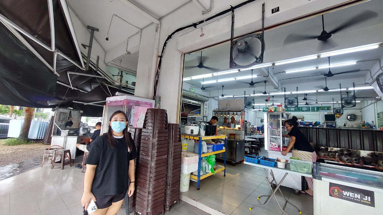 已签发 柔：深夜3男泼红漆破坏  咖啡店不明来者何故