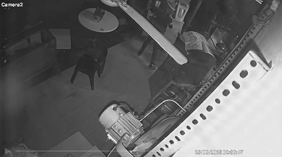 已签发 柔：深夜3男泼红漆破坏  咖啡店不明来者何故
