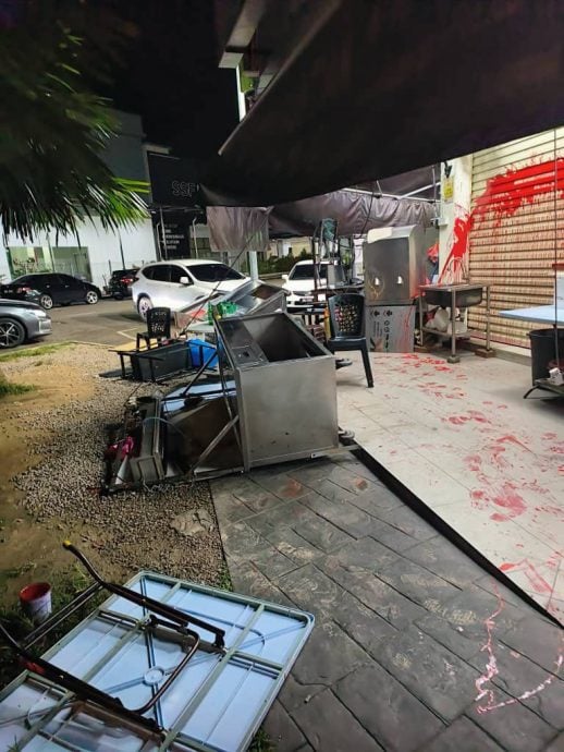 已签发 柔：深夜3男泼红漆破坏  咖啡店不明来者何故