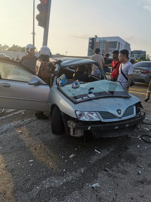 已签发 柔:清晨闯红灯致两车相撞,女警身亡,肇事女司机昏迷