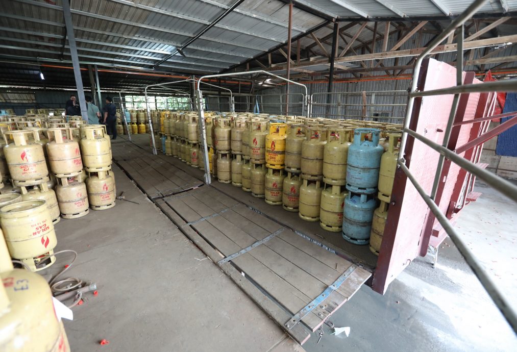 已签发 柔:版头之一:把津贴液化石油气转卖给黑市 柔内贸部起获28万物品扣5外籍员工