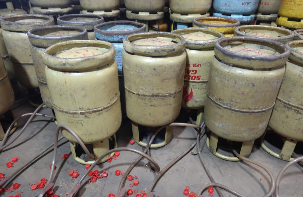 已签发 柔:版头之一:把津贴液化石油气转卖给黑市 柔内贸部起获28万物品扣5外籍员工