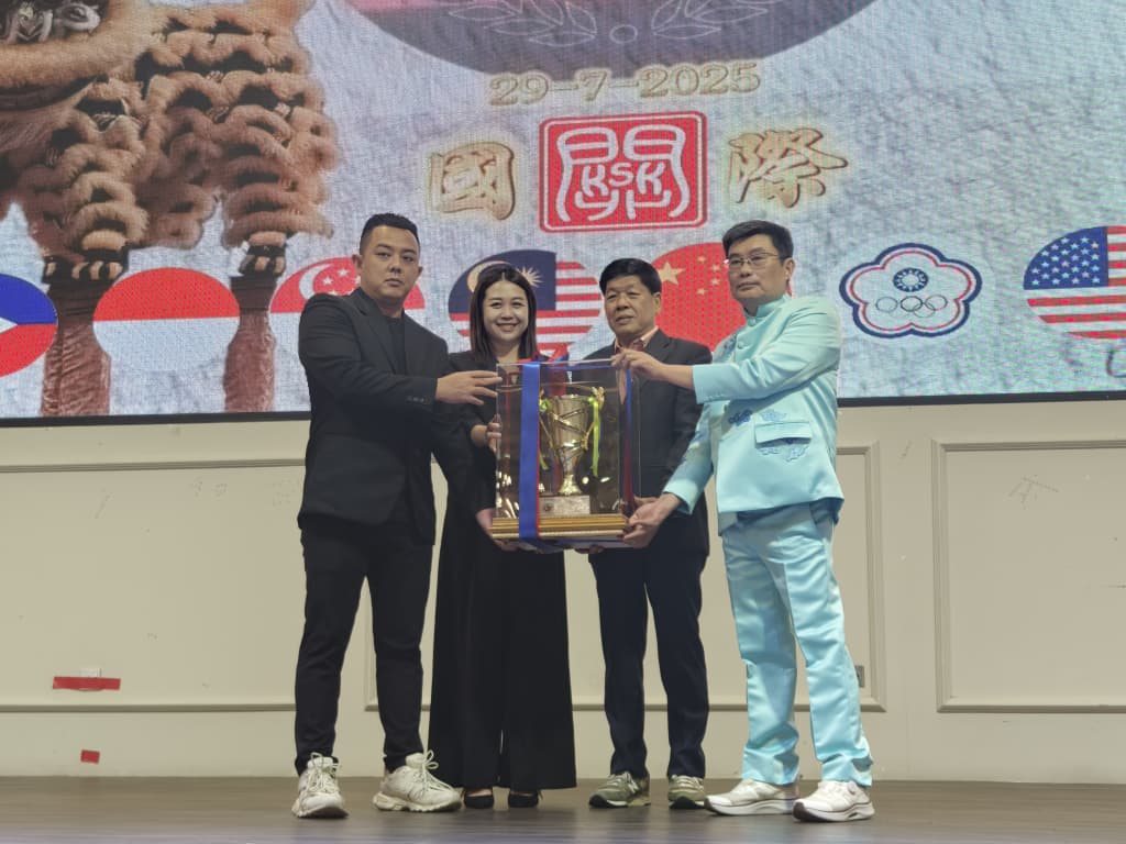 已签发 柔：版头之一：麻坡关圣宫龙师团凭高超技艺 勇夺国际高桩舞狮争霸赛冠军