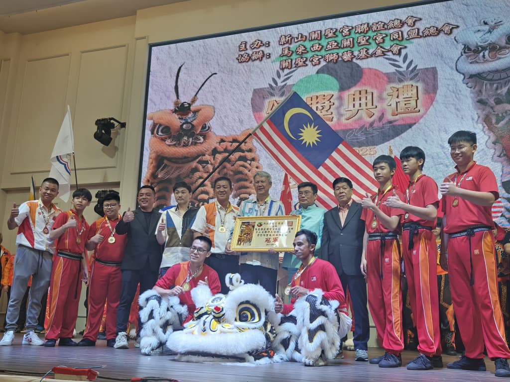 已签发 柔：版头之一：麻坡关圣宫龙师团凭高超技艺 勇夺国际高桩舞狮争霸赛冠军