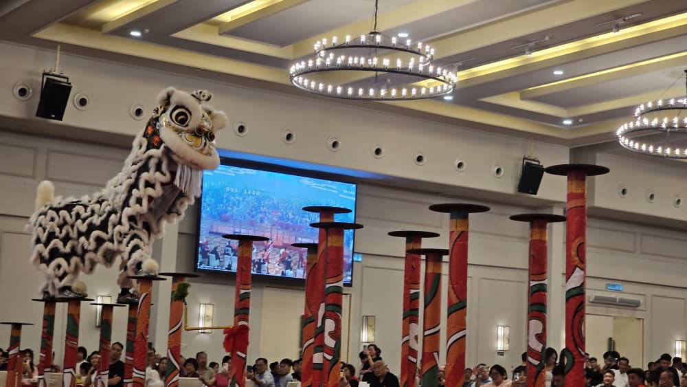 已签发 柔：版头之一：麻坡关圣宫龙师团凭高超技艺 勇夺国际高桩舞狮争霸赛冠军