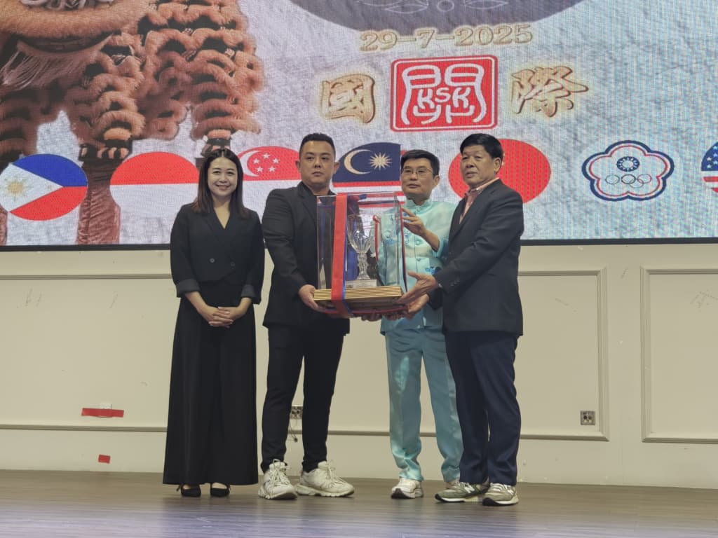 已签发 柔：版头之一：麻坡关圣宫龙师团凭高超技艺 勇夺国际高桩舞狮争霸赛冠军