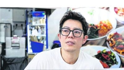 张耀栋开煮炒摊 盼多陪伴女儿