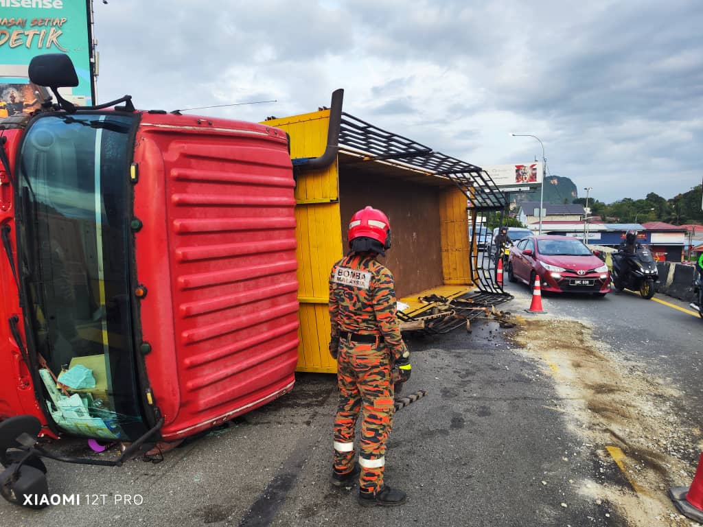 已签发//10吨罗里失控翻覆酿大堵塞·消拯车塞车一小时