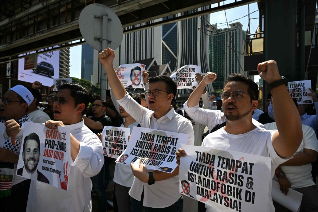 已签发//不满提名亚当斯任驻马大使·希盟青年团聚美大使馆抗议