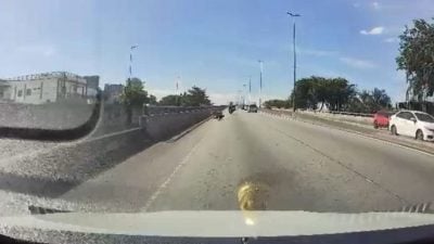 执勤交警切换车道撞摩托车 警：援引鲁莽驾驶条文调查