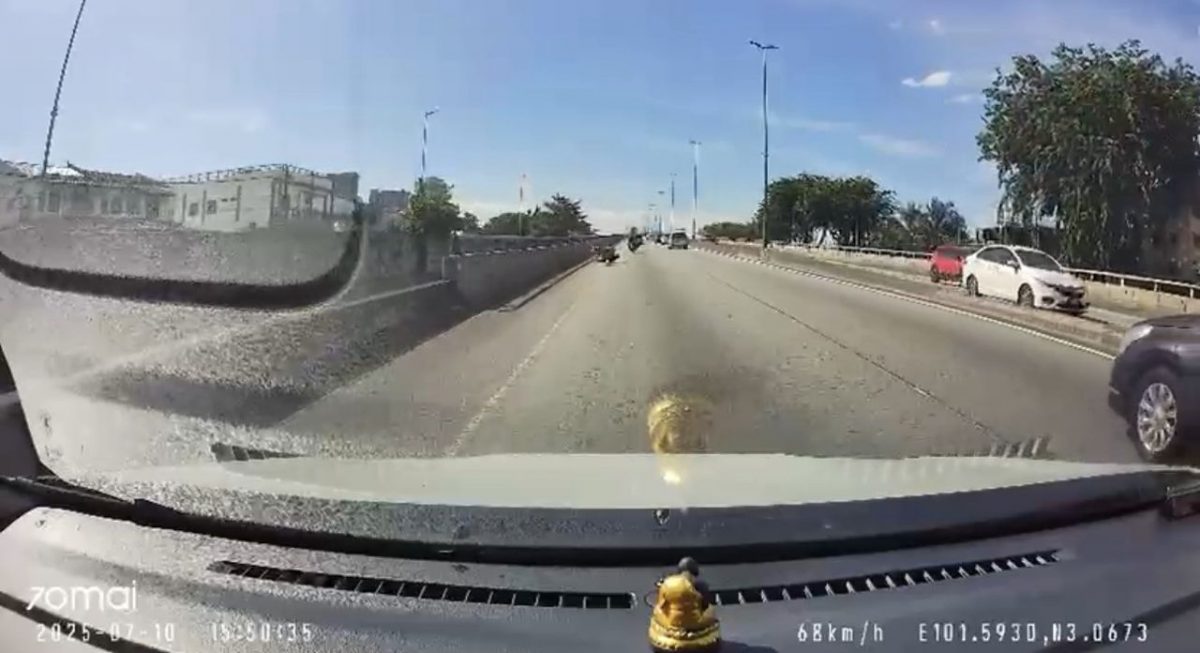 已签发//执勤交警切换车道撞摩托车 警：援引鲁莽驾驶条文调查