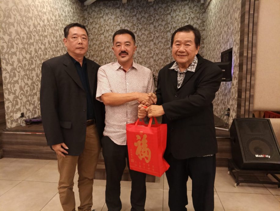 **已签发**柔︰可版头：林烟煨︰昔县中医业者与时并进，积极突出药店整洁排列