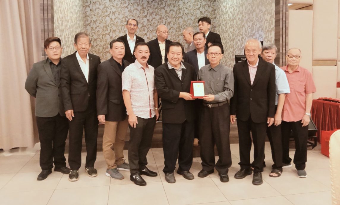 **已签发**柔︰可版头：林烟煨︰昔县中医业者与时并进，积极突出药店整洁排列