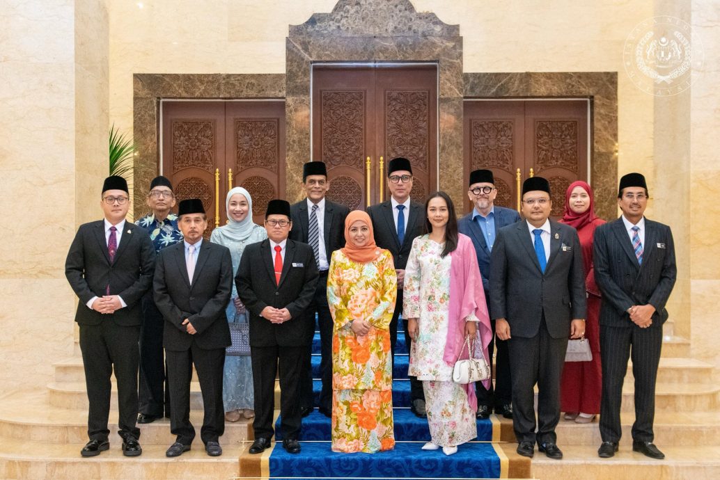 **已签发**柔:元首后接见代表团 助B40群体中学生朝艺术领域发展