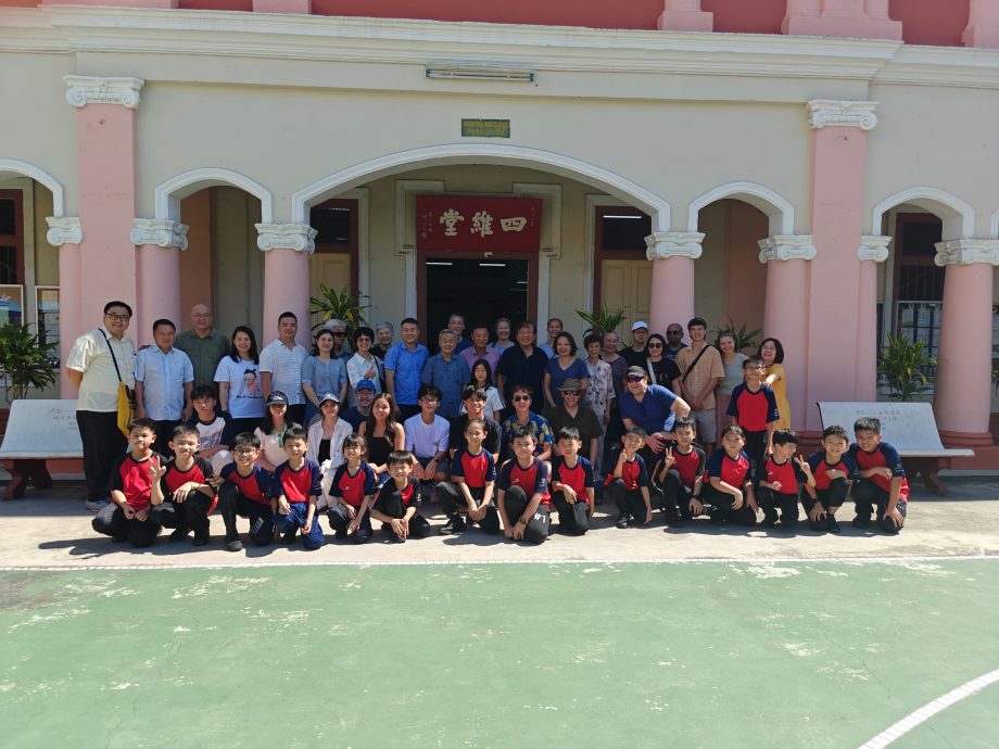 **已签发**柔：头条之一或显刊：蔡廷端后人重返中化一校 缅怀先辈办学精神