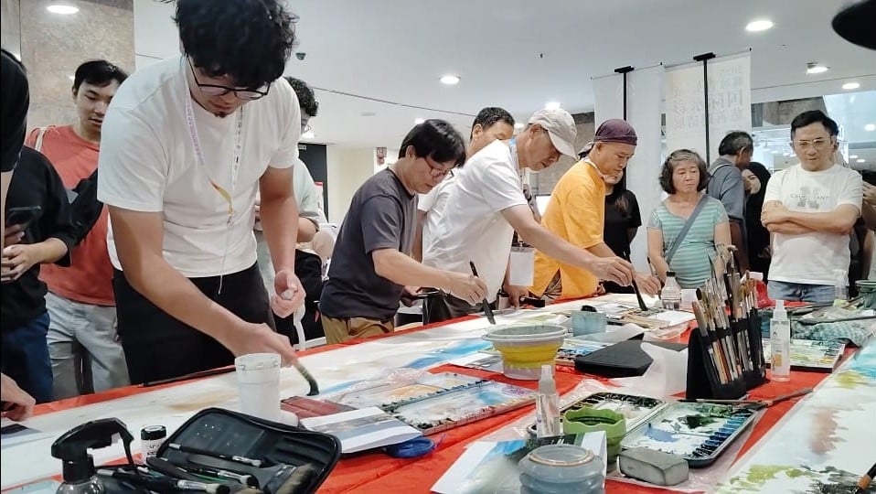 **已签发**柔:封面:逾20国内外画家联手绘制 《麻坡上河图》及《中化中学校景图》各10米长