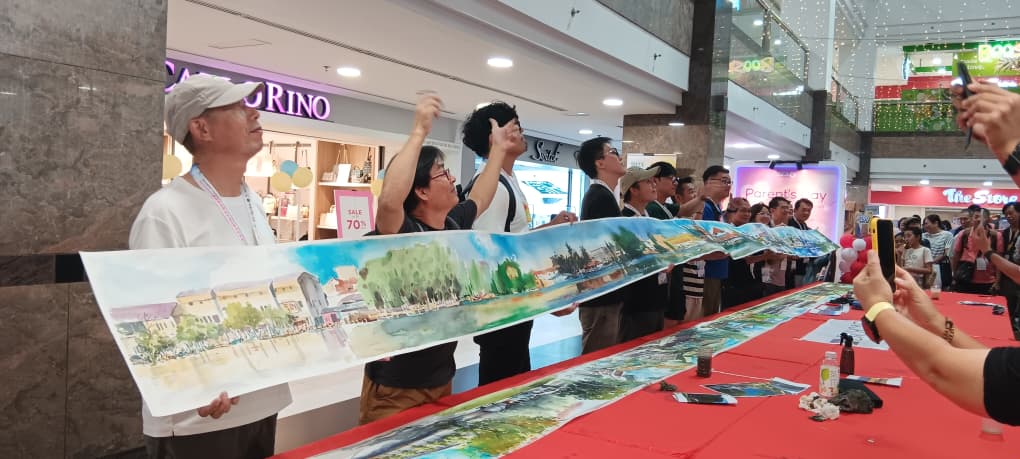 **已签发**柔:封面:逾20国内外画家联手绘制 《麻坡上河图》及《中化中学校景图》各10米长