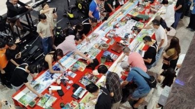 逾20国内外画家联手绘制  《麻坡上河图》及《中化中学校景图》各10公尺长