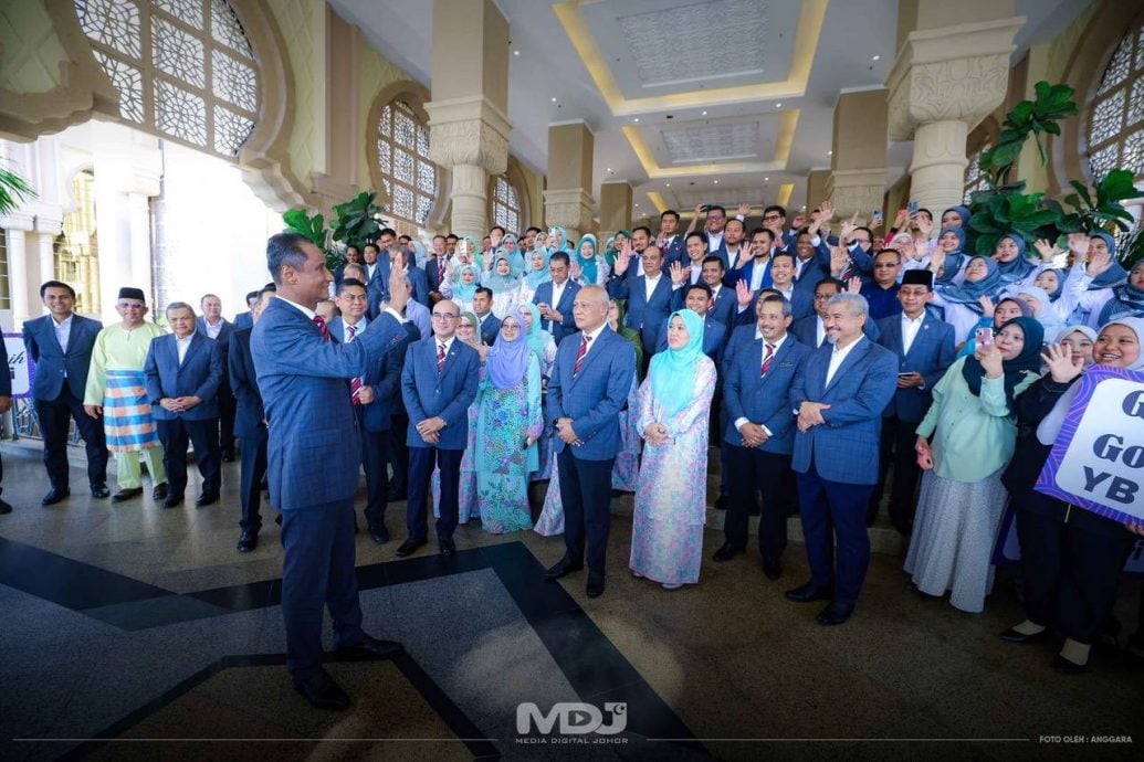 **已签发**柔:显刊: 阿兹米“打卡”卸任柔州秘书 即日起任国家王宫新总管