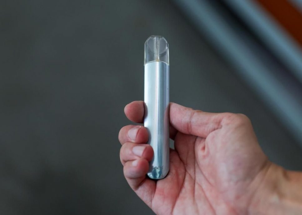 *已签发*柔:狮城二三事:41岁被控家中制丧尸烟弹贩售 狮城首起