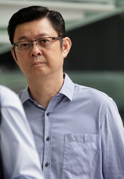 “情夫裸驾逃”案续审| 若两人是朋友 为何同裸车内？