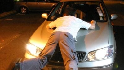“情夫裸驾逃”案续审 | 若两人是朋友  为何同裸车内？