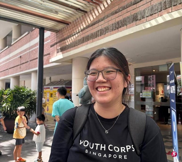 *已签发*柔：狮城二三事：一手扭螺丝一手牵人心  狮城18岁女生用双手温暖社区