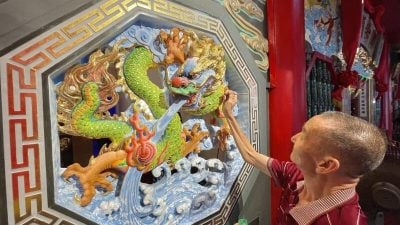 信手“捏”来一甲子 狮城76岁泥塑匠盼传承
