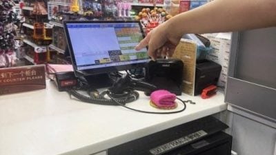 吞狮城超市逾18万令吉  大马女子遭揭发落网