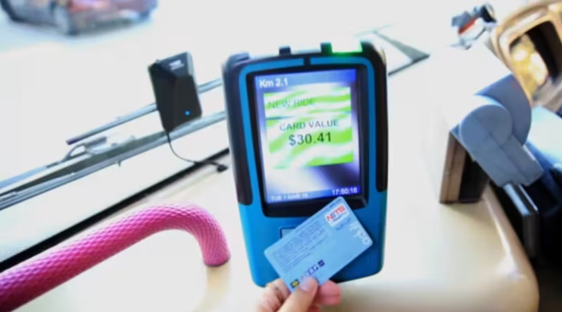 *已签发*柔:狮城二三事:巴士到站忘下车后大喊大闹 狮城阿叔还用车资卡“刷”司机脸