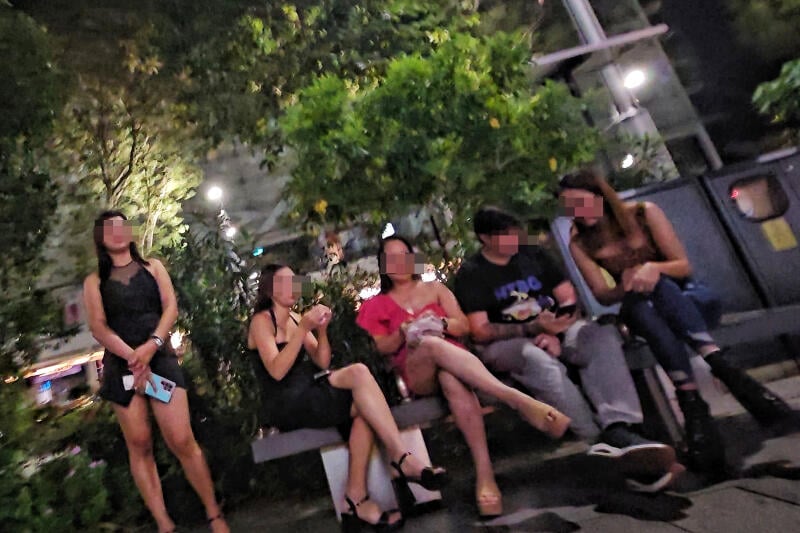 *已签发*柔:狮城二三事:流莺飞入狮城乌节路 公然马路旁拉客